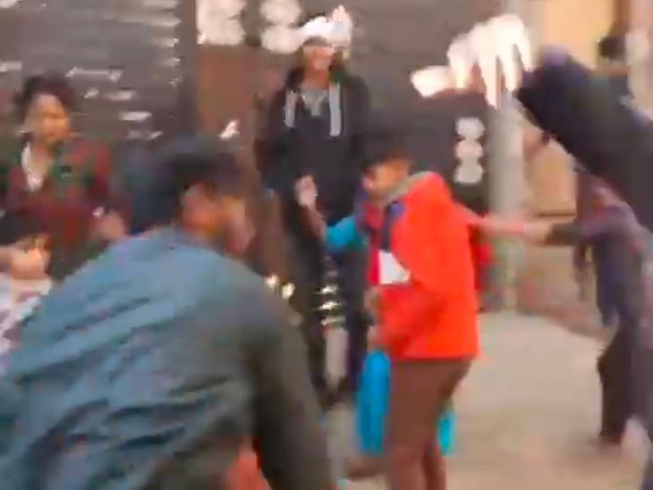 Ruckus over recovery of electricity dues in Bijnor, VIDEO | बिजनौर में बिजली बकाया वसूली पर हंगामा, VIDEO: 2 लाख के बिल पर कनेक्शन काटा, उपभोक्ता के परिवार ने की कर्मचारियों से मारपीट - Bijnor News | Dainik Bhaskar