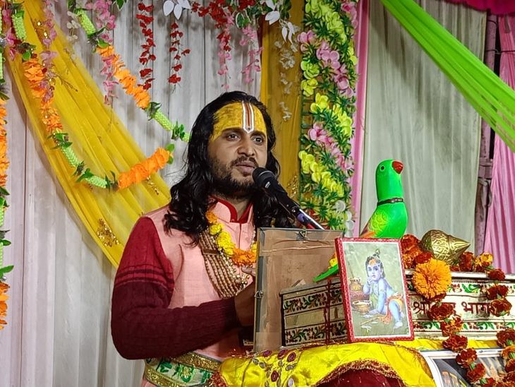 Bhagwat Katha organized in Itwa, huge crowd of devotees