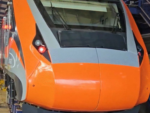 Srinagar Katra Vande Bharat Express Train Video | Rail Link Project | कटरा-श्रीनगर वंदे भारत ट्रेन जम्मू रेलवे स्टेशन पहुंची: अब ट्रायल होगा; रेल मंत्री ने ट्रेन का वीडियो शेयर कर कहा था- यह सपना सच होने जैसा