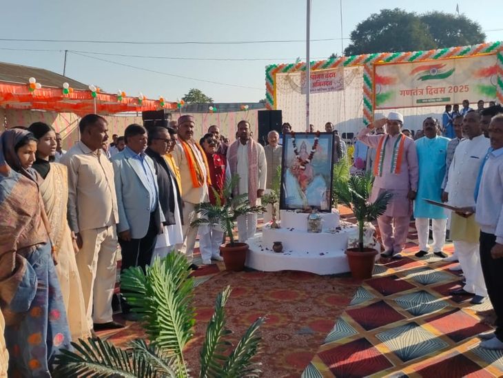 The Municipal Chairman hoisted the tricolor in Sarangpur and Pachor