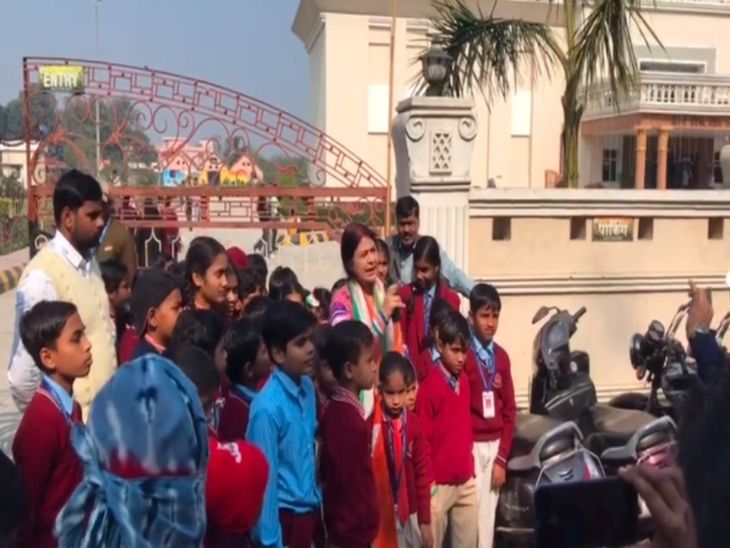 A teacher along with children created a ruckus at the martyr museum ...