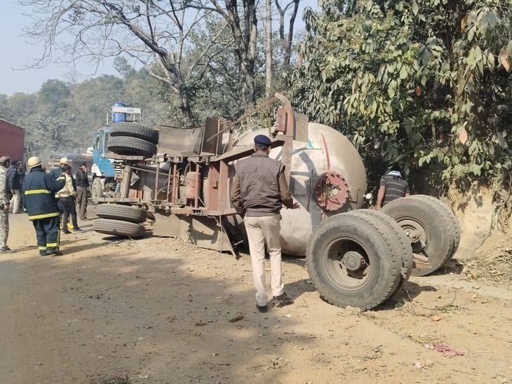 truck loaded with gas tankers and plywood overturned | गैस टैंकर और ...