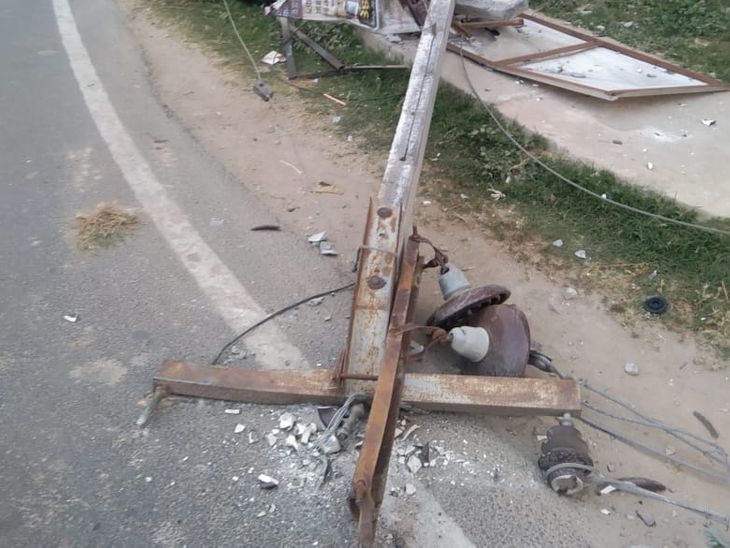 BUXAR NEWS, BIHAR NEWS, ACCIDENT NEWS, The truck hit the electric pole ...