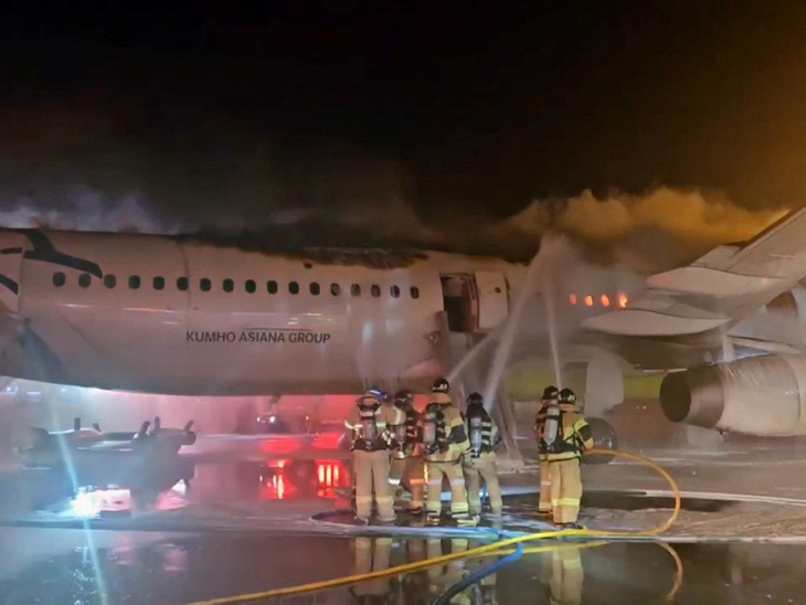 Plane catches fire at South Korea airport | साउथ कोरिया में एयरपोर्ट पर प्लेन में आग लगी: 3 घायल, 176 को सुरक्षित निकाला; एक महीने पहले विमान हादसे में 179 लोग मारे गए थे