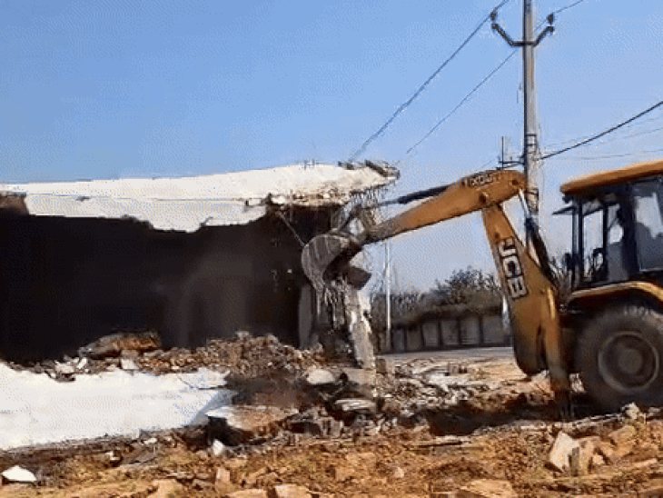 नूंह में अवैध कॉलोनियों पर चला बुलडोजर:  3 एकड़ भूमि में बनी औद्योगिक शीड,दुकानें, डीपीसी, मिट्टी की सड़क,नेटवर्क रास्ते को किया ध्वस्त – Nuh News