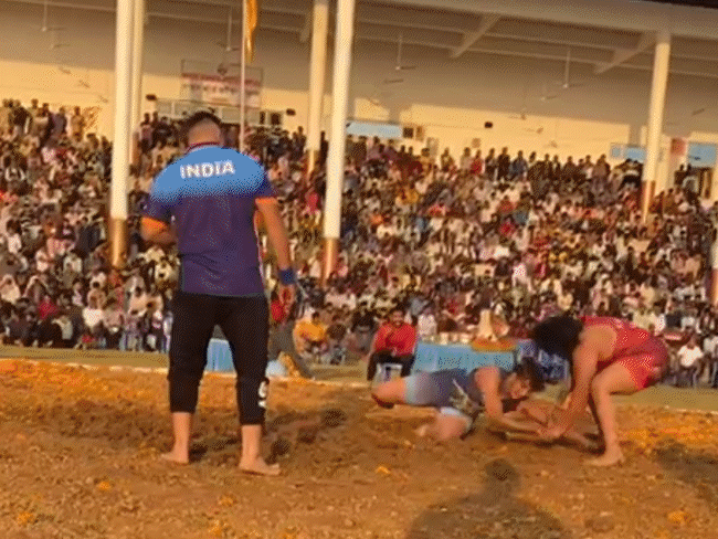 Arjun Awardee Wrestler Divya Kakran’s Father Sells Wrestling Gear in Indore | इंदौर में कपड़े बेच रहे अर्जुन अवॉर्डी पहलवान के पिता: बोले- बेटी दिव्या काकरान को अंतर्राष्ट्रीय रेसलर बनाने सब कुछ दांव पर लगा दिया – Indore News