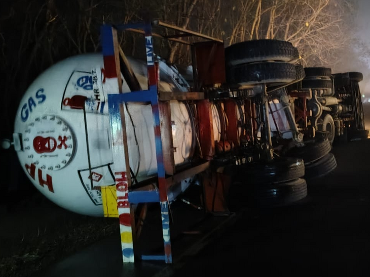 A tanker full of LPG gas overturned, the highway was closed