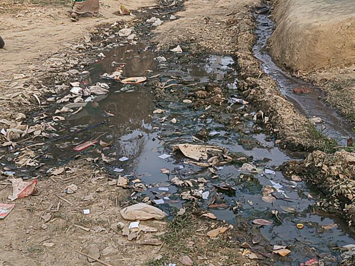 Waterlogging on the road became a problem in Rudauli village