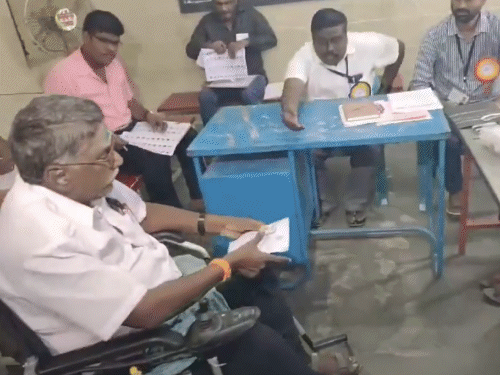 Tamil Nadu Erode East By Election 2025 Update; DMK AIADMK | BJP Congress | तमिलनाडु उपचुनाव- इरोड ईस्ट सीट पर वोटिंग जारी: सुबह 9 बजे तक 10.95% मतदान; भाजपा और AIADMK चुनाव नहीं लड़ रहे