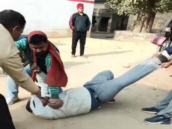 सुल्तानपुर में स्कूल में मारपीट करने वाले 2 शिक्षक सस्पेंड:  दो टीचरों का वेतन रोकने का भी आदेश, बाइक स्टार्ट करने को लेकर हुई थी लड़ाई – Sultanpur News