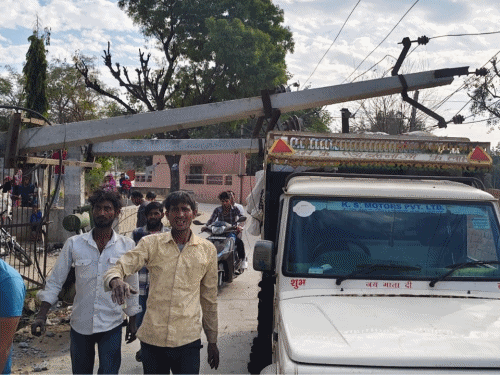 Mini truck collided with electric pole in Behror | बहरोड़ में बिजली के ...