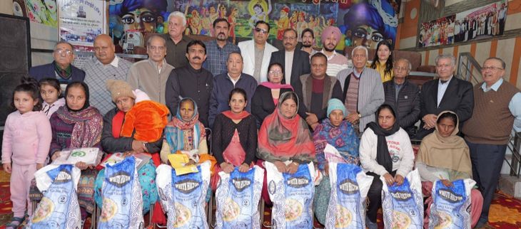 The society provided ration to 400 families | सोसायटी ने 400 परिवारों ...