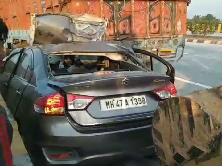 Car going to Mumbai collided with a truck, two died