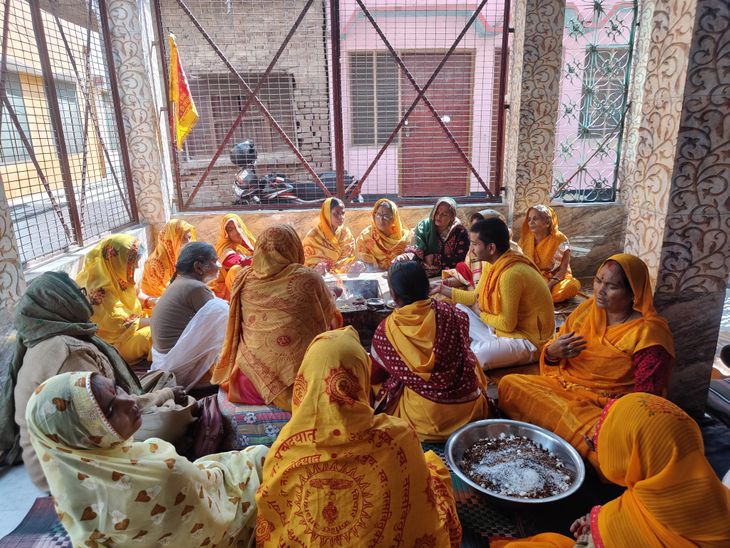 Women performed special rituals on Maha Kumbh | महिलाओं ने महाकुंभ पर ...