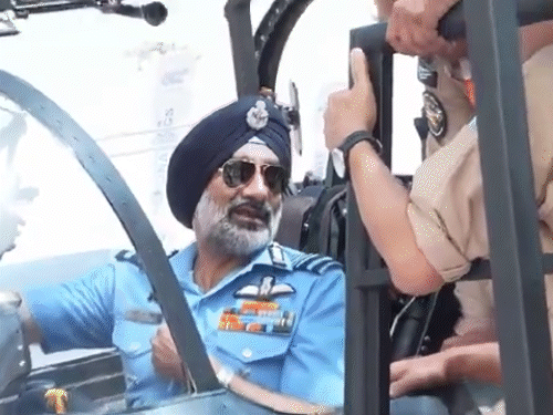 IAF Chief AP Singh Vs HAL; LCA Tejas Fighter Jet Delivery Delay | Indian Airforce | HAL बोला- जल्द होगी तेजस की डिलीवरी: तकनीकी दिक्कत थी, दूर हो गई; एयरफोर्स चीफ की नाराजगी का VIDEO सामने आया था