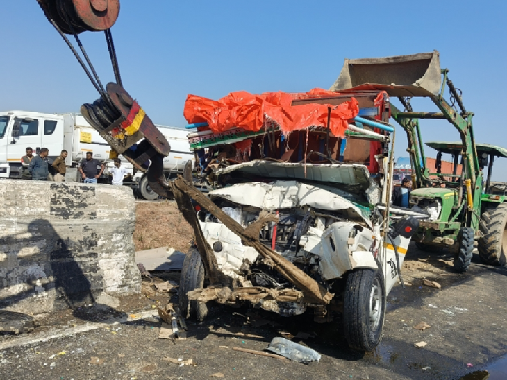 Loading vehicle collided with culvert in Guna | गुना में पुलिया से ...