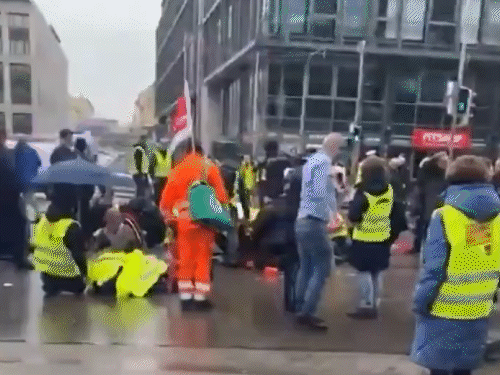 Car crushes people in Germany, 20 injured | जर्मनी में कार ने लोगों को कुचला, 20 घायल: घायलों में बच्चे भी शामिल; ड्राइवर को पुलिस ने गिरफ्तार किया