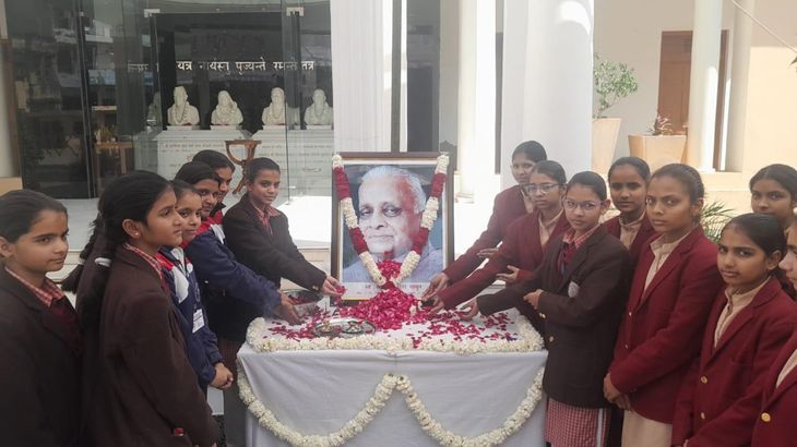 Paid tribute to former Chief Minister Shiv Charan Mathur