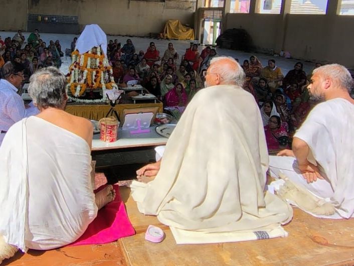 Jain Acharya Vishwaratna Sagarji Maharaj delivered a sermon in Badnawar ...