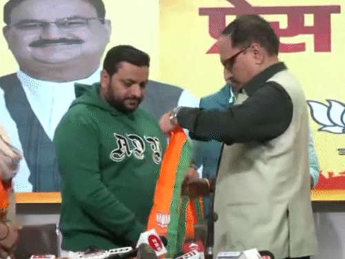 Delhi MCD AAP Councilor BJP Joining Update; Arvind Kejriwal Party Crisis | Election 2025 | दिल्ली में AAP के 3 पार्षद भाजपा में शामिल हुए: MCD में अब दोनों पार्टियों के 115-115 मेंबर, इसी साल अप्रैल में मेयर चुनाव