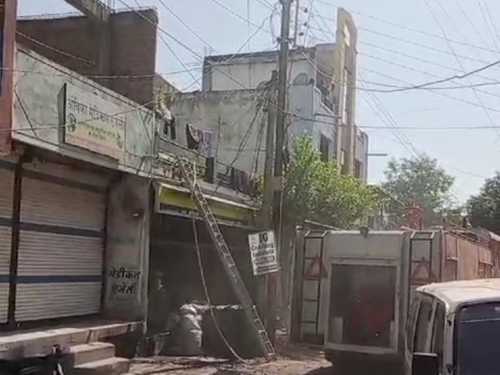 Fire broke out in a home made shoe-slipper warehouse | घर में बने जूते ...