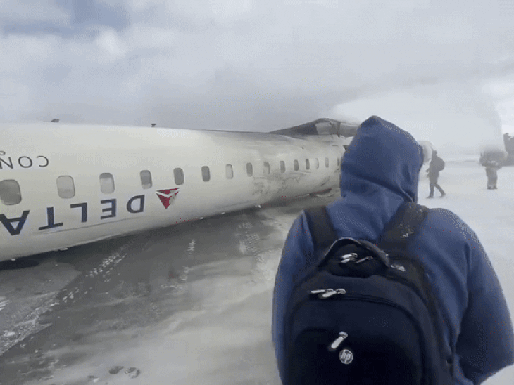 Delta Air Lines CRJ Plane Crash at Toronto Pearson Airport, Canada | टोरंटो एयरपोर्ट में डेल्टा एयरलाइंस का विमान क्रैश, 8 घायल: लैंडिंग के दौरान पलटा; तकनीकी खराबी बनी वजह, जांच जारी