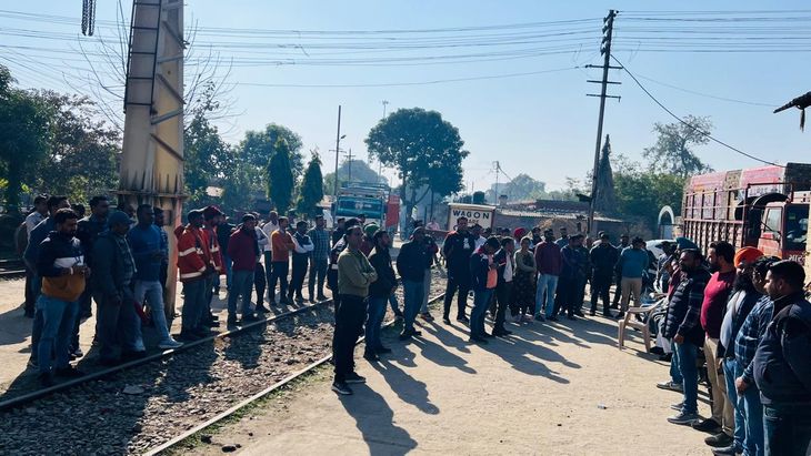 Railway employees staged a protest by blocking the road | रेलवे ...