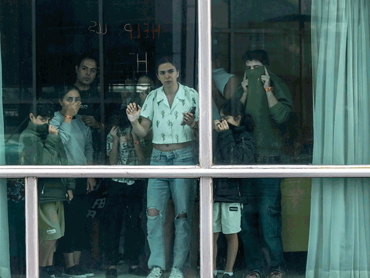 US Deportation; Indians Migrants | Panama City Hotel Room Window | अमेरिका से निकाले गए 300 अप्रवासी पनामा में कैद: इनमें कई भारतीय भी; होटल की खिड़कियों से मदद मांग रहे, अपने देश जाने को तैयार नहीं