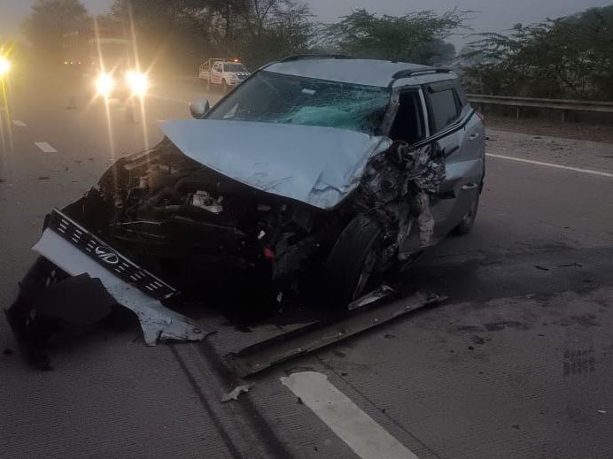 Car collided with bus on Mathura Yamuna Expressway