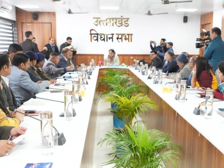 Uttarakhand Forest Fund Scam; iPhone Laptop | CAG Report | उत्तराखंड में फॉरेस्ट फंड से आईफोन खरीदे गए: CAG रिपोर्ट में खुलासा- फंड का इस्तेमाल लैपटॉप, दफ्तर की सजावटी चीजों में हुआ