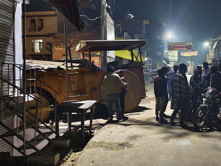 Uncontrolled roller entered the shop in Narwal | नरवल में बेकाबू रोलर ...