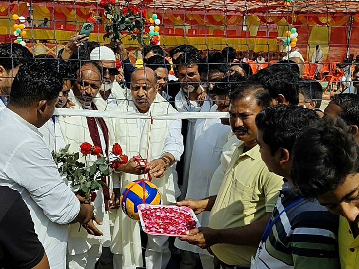 Sonbarsa and Stadium Sultanpur in the final of volleyball