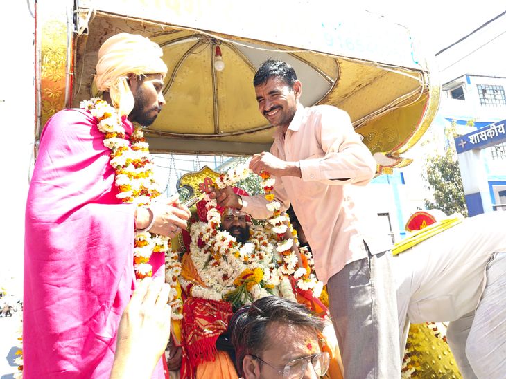 Deepak Das who became Mahamandaleshwar was welcomed in Ashta | आष्टा ...