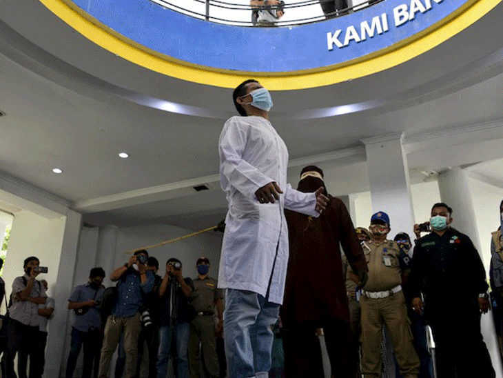Indonesia for gay sex ​​​​​​​Two men flogged Aceh | इंडोनेशिया में समलैंगिक जोड़े को सार्वजनिक कोड़े मारे: लोगों ने कमरे में संबंध बनाते पकड़ा था, 3 महीने से जेल में बंद थे