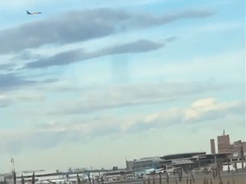 USA cargo plane catches fire emergency landing New Jersey bird strike | अमेरिका में उड़ते हुए कार्गो विमान में लगी आग VIDEO: पक्षी टकराने से इंजन में लगी आग, इमरजेंसी लैंडिंग कराई गई