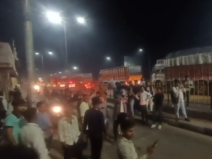 A car stuck in a traffic jam in Agra caught fire