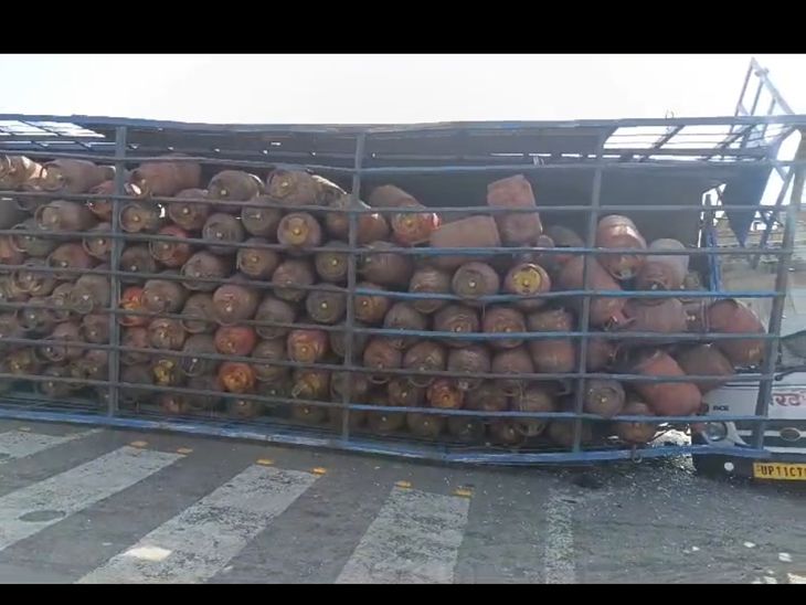 A truck loaded with gas cylinders overturned in Meerut