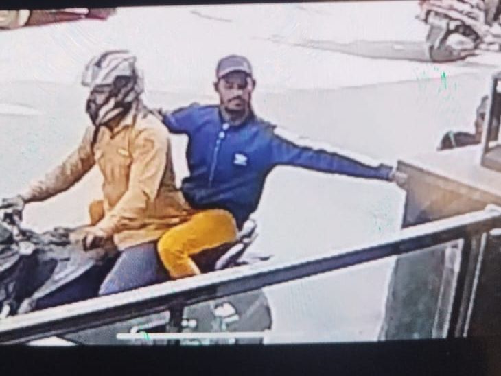 Faridabad woman chain snatching Bike rider escapes update