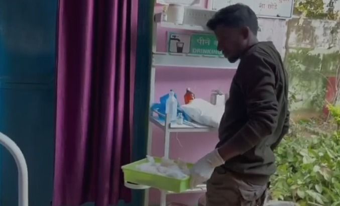Not a dresser, the sweeper was promoted to ward boy, now he is doing ...