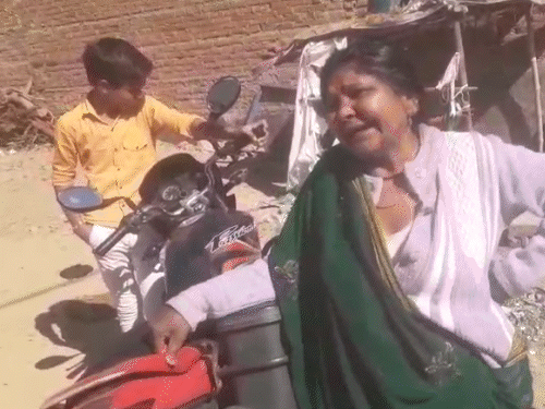 gave up his life when his e-rickshaw was confiscated