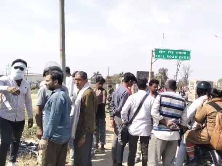 Car collided with a pole in Meerut, woman died