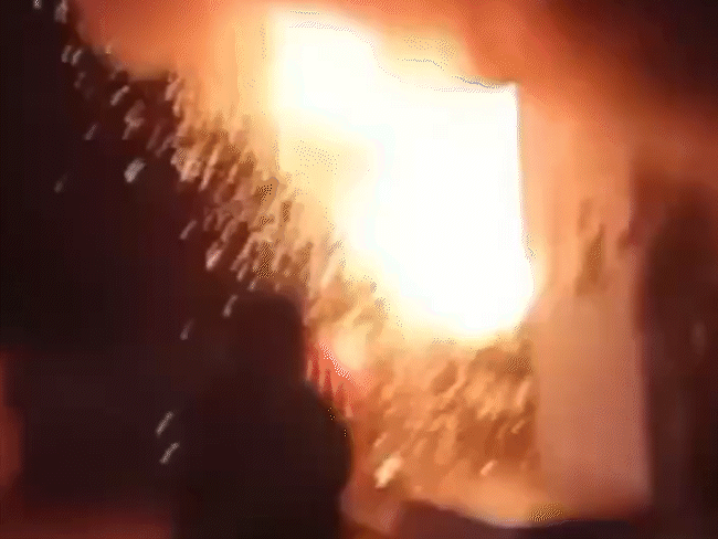 The family was watching the match, the shop caught fire | परिवार देख ...