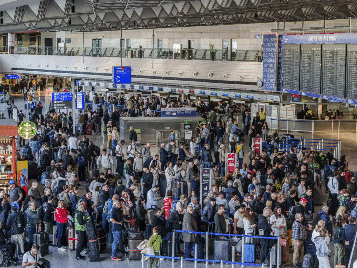 Germany Airport Strike Situation Photos Update; Berlin Hamburg | Frankfurt | जर्मनी में कर्मचारी हड़ताल, 13 एयरपोर्ट पर 3400 उड़ानें रद्द: 5 लाख यात्री प्रभावित; सैलरी बढ़ाने की मांग कर रहे 25 लाख वर्कर्स
