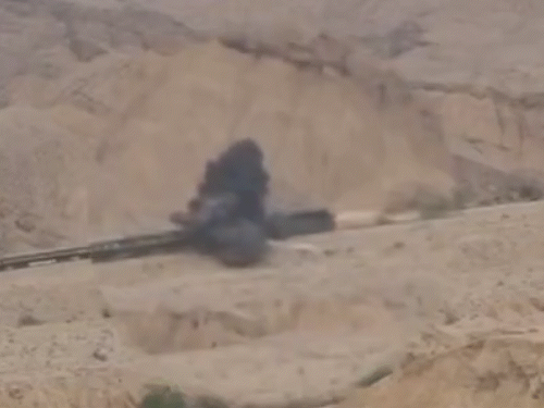 Pakistan Jaffar Express Train Hijack Attack Video | PAK Army Vs Baloch BLA | पाकिस्तानी ट्रेन हाईजैक का VIDEO सामने आया: बलूच लड़ाकों ने पहाड़ी इलाके में ट्रेन को घेरा, इंजन उड़ाया; 450 लोगों को बंधक बनाया