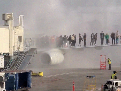 Airplane engine catches fire in America, video | विमान में आग लगी तो विंग पर चढ़े लोग VIDEO: अमेरिका की घटना, 172 यात्री और 6 क्रू मेंबर सवार थे; सभी को बचाया