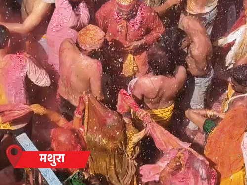 Uttar Pradesh (UP) Mathura Koda Mar Holi P Celebration Today Update | मथुरा में कोड़ा मार होली: घूंघट में महिलाएं बलदेव के सखाओं को पीट रहीं; प्रयागराज में फाड़े जा रहे हुरियारों के कपड़े – Mathura News