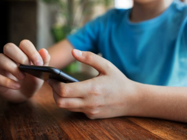 मोबाइल की लत से बच्चों का व्यवहार बदल रहा:  सूरत में हाइपर एक्टिविटी डिसऑर्डर से पीड़ित 2500 बच्चों की थेरेपी – Gujarat News