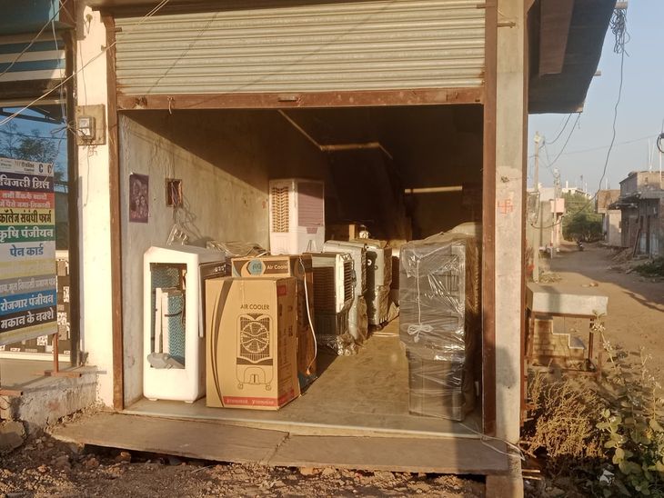Thieves broke into the warehouse in Neemuch by breaking the floor from ...