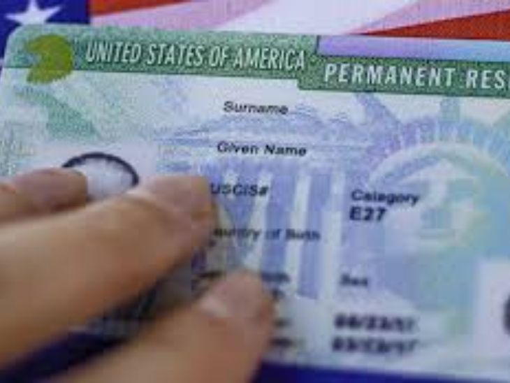 US Airport Green Card Holders Detention Cases | US India | US में बुजुर्ग ग्रीनकार्ड होल्डर्स पर कार्ड लौटाने का दबाव: इमिग्रेशन वकीलों का दावा- एयरपोर्ट पर रातभर कस्टडी में रख रहे; इनमें भारतीय भी शामिल