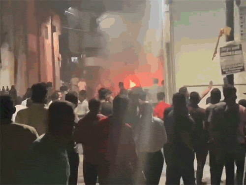 Nagpur violence Maharashtra Aurangzeb tomb controversy BJP Congress VHP Bajarang Dal | Updates | नागपुर हिंसा- 55 से ज्यादा लोग पुलिस हिरासत में: औरंगजेब का पुतला फूंकने के बाद पथराव-आगजनी, गाड़ियों में तोड़फोड़; DCP पर कुल्हाड़ी से हमला